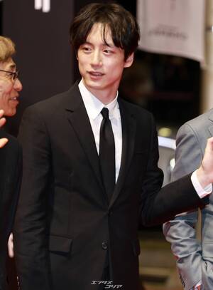 【フォト】二股疑惑浮上の坂口健太郎、少しやつれた顔＝釜山映画祭