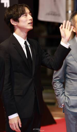 【フォト】二股疑惑浮上の坂口健太郎、少しやつれた顔＝釜山映画祭