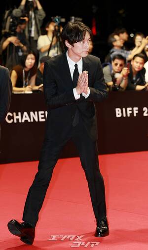 【フォト】二股疑惑浮上の坂口健太郎、少しやつれた顔＝釜山映画祭