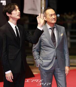 【フォト】二股疑惑浮上の坂口健太郎、少しやつれた顔＝釜山映画祭