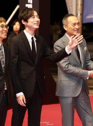 【フォト】二股疑惑浮上の坂口健太郎、少しやつれた顔＝釜山映画祭