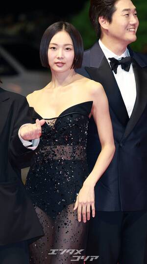 【フォト】クム・セロク、大胆シースルードレスで登場＝釜山映画祭