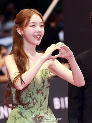 【フォト】結婚控えたパン・ミナ、グリーンのドレス姿が美しい＝釜山映画祭