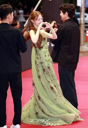 【フォト】結婚控えたパン・ミナ、グリーンのドレス姿が美しい＝釜山映画祭