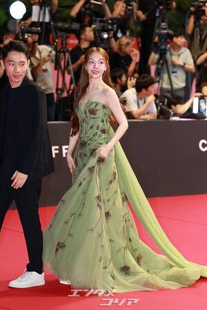 【フォト】結婚控えたパン・ミナ、グリーンのドレス姿が美しい＝釜山映画祭