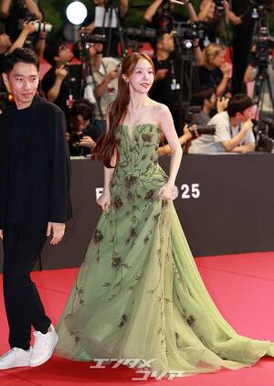 【フォト】結婚控えたパン・ミナ、グリーンのドレス姿が美しい＝釜山映画祭