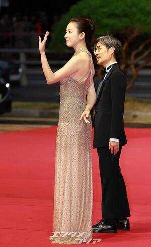 【フォト】ハン・ヒョジュ、ゴールドのホルターネック・ドレスがゴージャス＝釜山映画祭