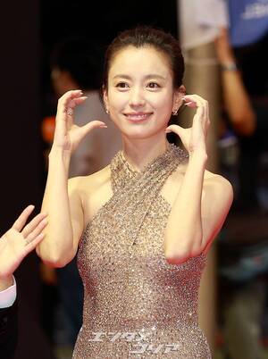 【フォト】ハン・ヒョジュ、ゴールドのホルターネック・ドレスがゴージャス＝釜山映画祭