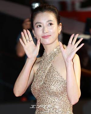 【フォト】ハン・ヒョジュ、ゴールドのホルターネック・ドレスがゴージャス＝釜山映画祭