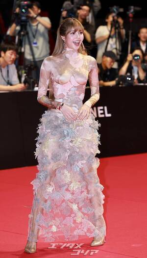 【フォト】BLACKPINKリサ、透け感のある大胆ドレスで登場＝釜山映画祭