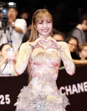 【フォト】BLACKPINKリサ、透け感のある大胆ドレスで登場＝釜山映画祭