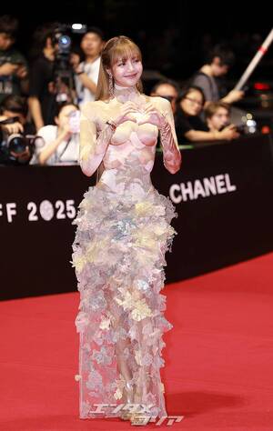 【フォト】BLACKPINKリサ、透け感のある大胆ドレスで登場＝釜山映画祭