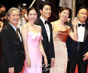 【フォト】パク・チャヌク監督＆イ・ビョンホン＆ソン・イェジンら、『仕方ない』チーム登場＝釜山映画祭