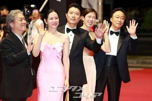 【フォト】パク・チャヌク監督＆イ・ビョンホン＆ソン・イェジンら、『仕方ない』チーム登場＝釜山映画祭
