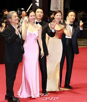 【フォト】パク・チャヌク監督＆イ・ビョンホン＆ソン・イェジンら、『仕方ない』チーム登場＝釜山映画祭