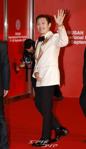【フォト】パク・チャヌク監督＆イ・ビョンホン＆ソン・イェジンら、『仕方ない』チーム登場＝釜山映画祭