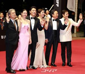 【フォト】パク・チャヌク監督＆イ・ビョンホン＆ソン・イェジンら、『仕方ない』チーム登場＝釜山映画祭