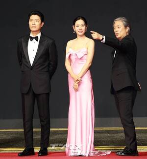 【フォト】パク・チャヌク監督＆イ・ビョンホン＆ソン・イェジンら、『仕方ない』チーム登場＝釜山映画祭