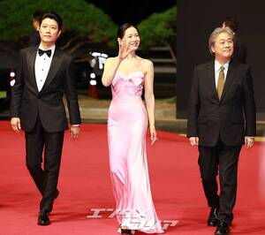 【フォト】パク・チャヌク監督＆イ・ビョンホン＆ソン・イェジンら、『仕方ない』チーム登場＝釜山映画祭