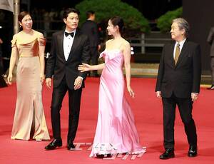 【フォト】パク・チャヌク監督＆イ・ビョンホン＆ソン・イェジンら、『仕方ない』チーム登場＝釜山映画祭