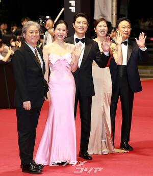 【フォト】パク・チャヌク監督＆イ・ビョンホン＆ソン・イェジンら、『仕方ない』チーム登場＝釜山映画祭