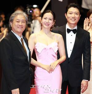 【フォト】ソン・イェジン、上品なピンクのドレス姿が愛らしい＝釜山映画祭