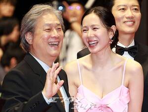 【フォト】ソン・イェジン、上品なピンクのドレス姿が愛らしい＝釜山映画祭