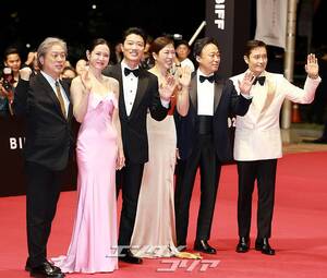 【フォト】ソン・イェジン、上品なピンクのドレス姿が愛らしい＝釜山映画祭