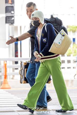 【フォト】G-DRAGON、緑のパンツがポイントの「CHANEL」コーデ