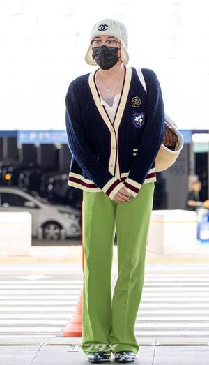 【フォト】G-DRAGON、緑のパンツがポイントの「CHANEL」コーデ