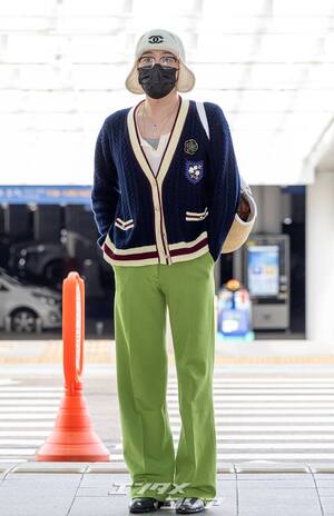 【フォト】G-DRAGON、緑のパンツがポイントの「CHANEL」コーデ