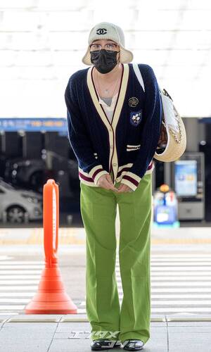 【フォト】G-DRAGON、緑のパンツがポイントの「CHANEL」コーデ