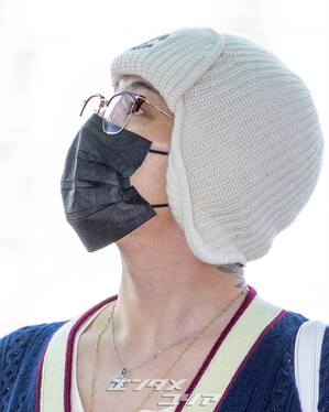 【フォト】G-DRAGON、緑のパンツがポイントの「CHANEL」コーデ