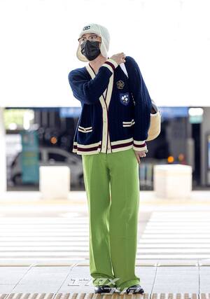 【フォト】G-DRAGON、緑のパンツがポイントの「CHANEL」コーデ