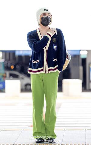 【フォト】G-DRAGON、緑のパンツがポイントの「CHANEL」コーデ