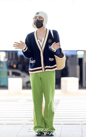 【フォト】G-DRAGON、緑のパンツがポイントの「CHANEL」コーデ