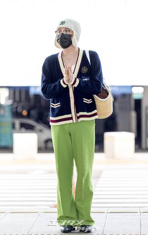 【フォト】G-DRAGON、緑のパンツがポイントの「CHANEL」コーデ