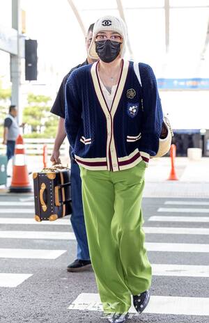 【フォト】G-DRAGON、緑のパンツがポイントの「CHANEL」コーデ