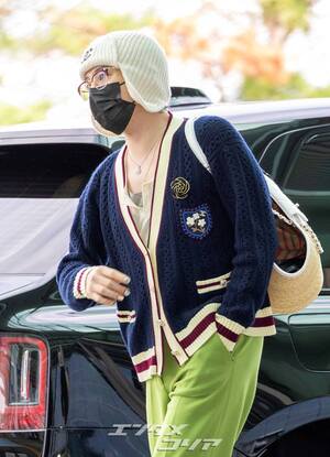 【フォト】G-DRAGON、緑のパンツがポイントの「CHANEL」コーデ