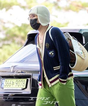 【フォト】G-DRAGON、緑のパンツがポイントの「CHANEL」コーデ