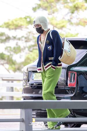【フォト】G-DRAGON、緑のパンツがポイントの「CHANEL」コーデ