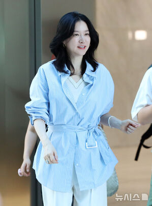 【フォト】ラジオ番組に出演するイ・ヨンエ、清楚な出勤姿
