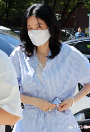 【フォト】ラジオ番組に出演するイ・ヨンエ、清楚な出勤姿