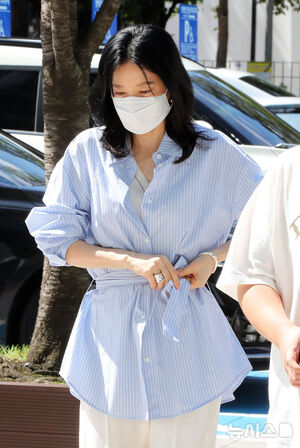 【フォト】ラジオ番組に出演するイ・ヨンエ、清楚な出勤姿