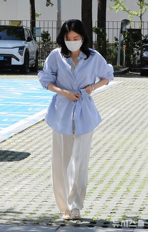 【フォト】ラジオ番組に出演するイ・ヨンエ、清楚な出勤姿