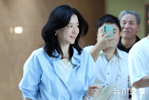 【フォト】ラジオ番組に出演するイ・ヨンエ、清楚な出勤姿