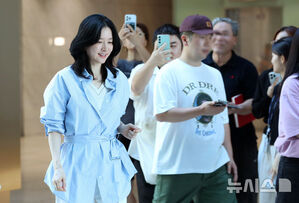 【フォト】ラジオ番組に出演するイ・ヨンエ、清楚な出勤姿