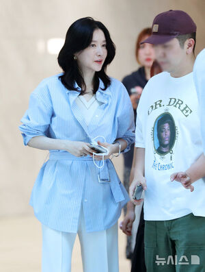 【フォト】ラジオ番組に出演するイ・ヨンエ、清楚な出勤姿