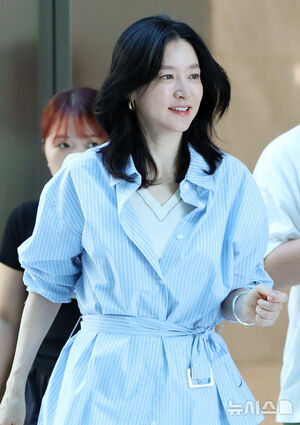 【フォト】ラジオ番組に出演するイ・ヨンエ、清楚な出勤姿