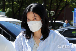 【フォト】ラジオ番組に出演するイ・ヨンエ、清楚な出勤姿